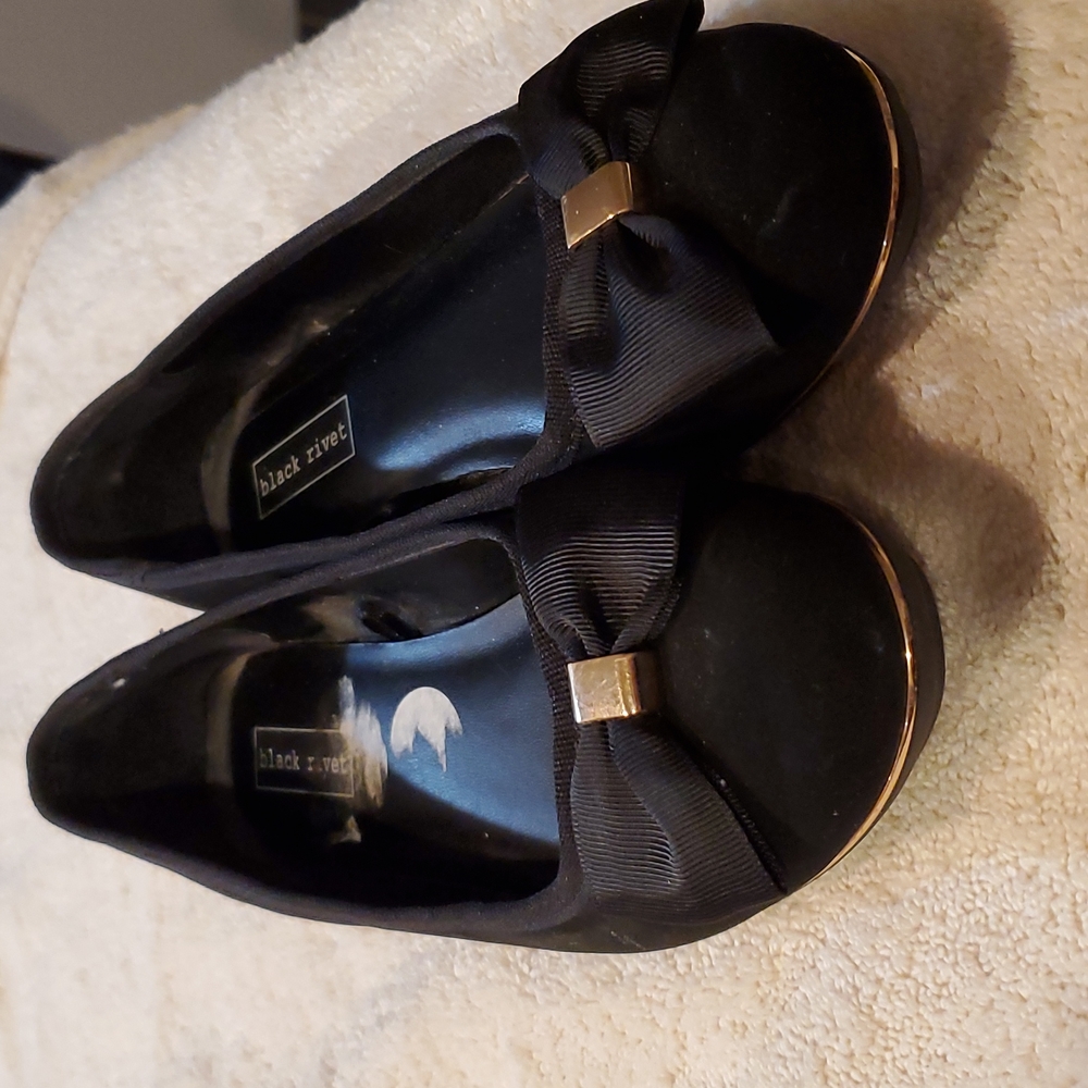Size 6 med black rivet in excellent condition.